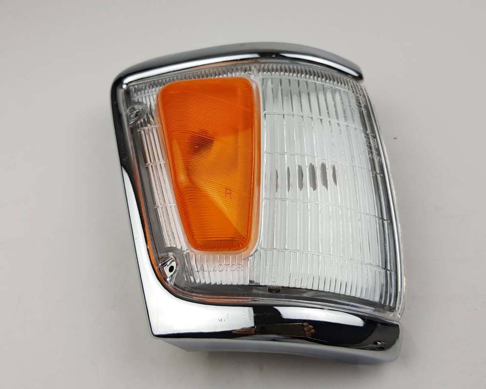 Front & Turn Signal Light - LN106 - Chrome - RH for 1992–1996 Toyota Hilux 4WD; commonly used on LN106 / LN107 / LN111 and related applications – OEM 81610-35060