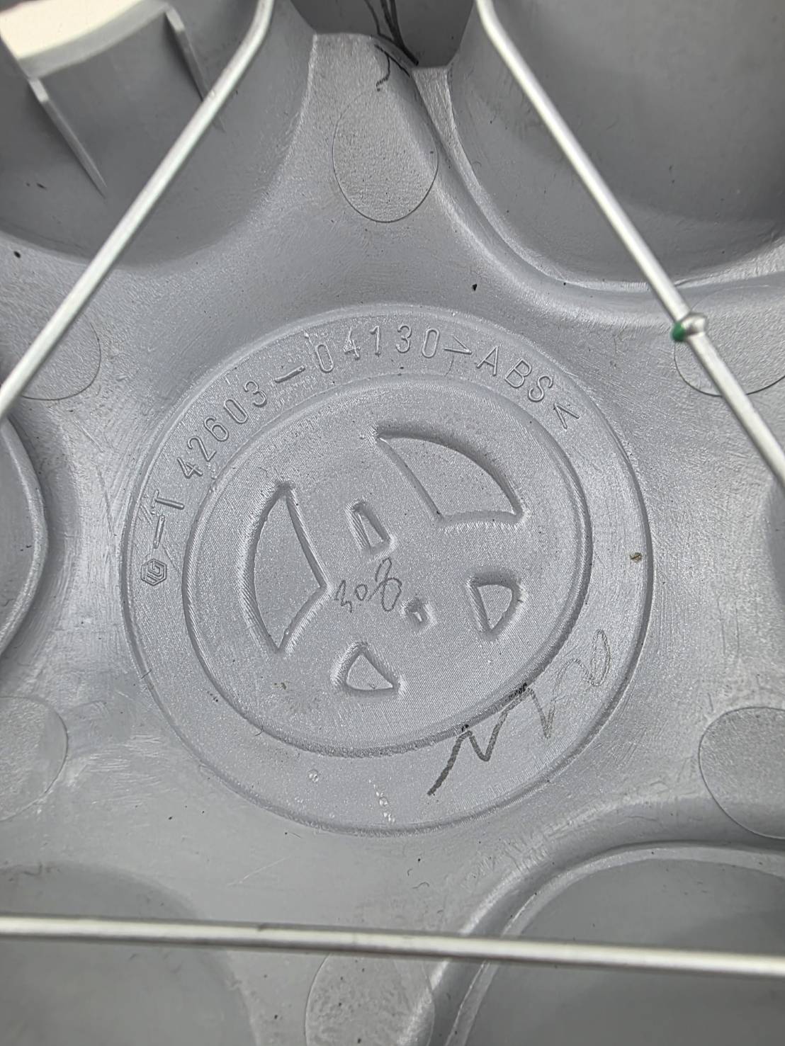 Genuine Toyota Wheel Center Cap for 1997–2006 Toyota Hilux – OEM 42603-04130