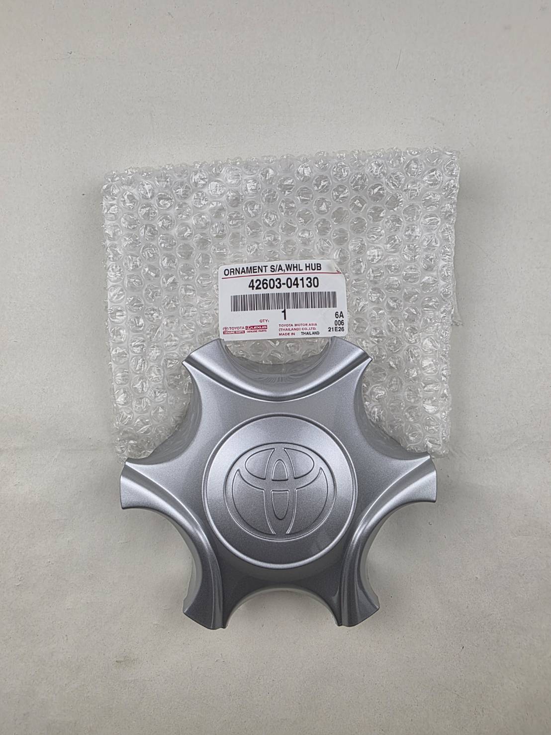 Genuine Toyota wheel center cap OEM 42603-04130 for 1997–2006 Toyota Hilux