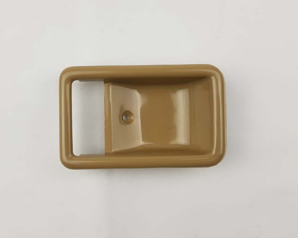 Beige inner door handle bezel detail 1 for Toyota Corolla KE70 / KE71 / TE72 / TE73