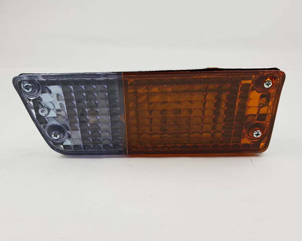 Mazda M1600 Front Bumper Parking & Turn Signal Light – Amber / Clear – RH / Right
