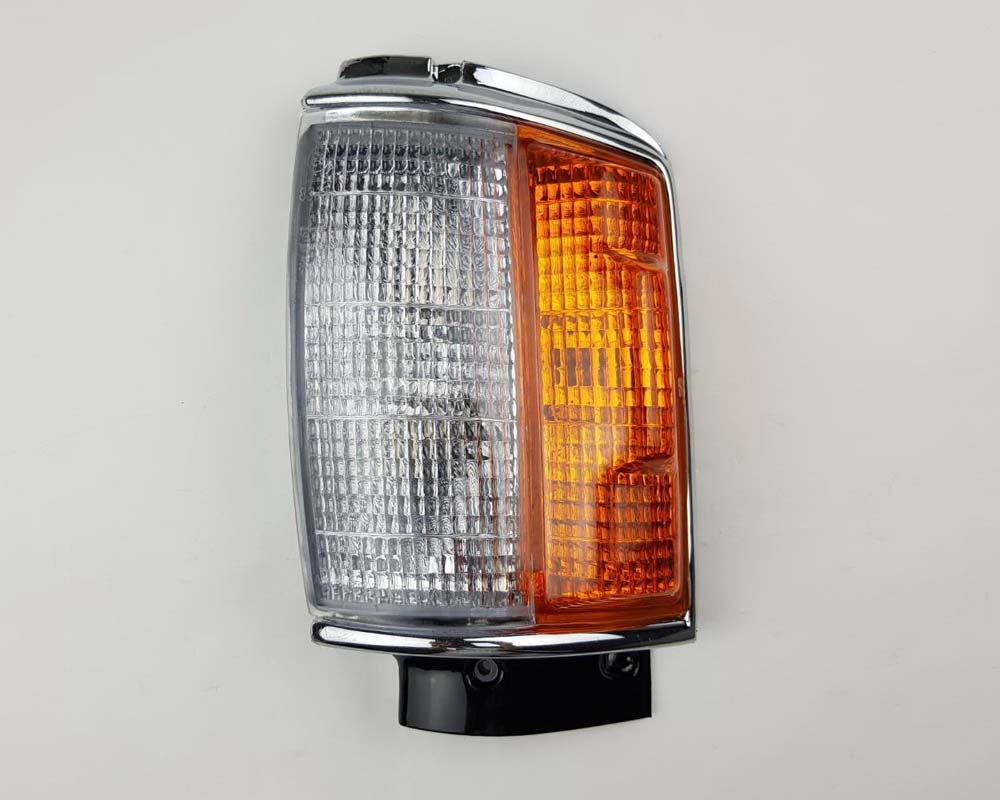 Front Corner Parking & Clearance Light – Chrome – LH Left Hand (LH) for 1984–1986 Toyota Hilux LN60 / LN65 / YN60-series (selected applications) OEM 81620-39875