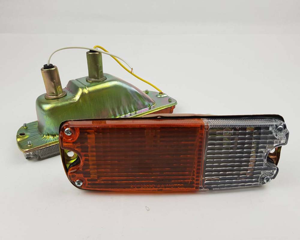 Front bumper turn signal light pair for 1972–1977 Toyota Hilux RN20 / RN25 Pickup additional view