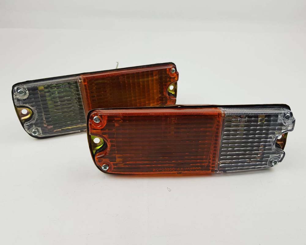 Front bumper turn signal light pair LH RH for 1972–1977 Toyota Hilux RN20 / RN25 Pickup OEM 81520-89806 81510-89806