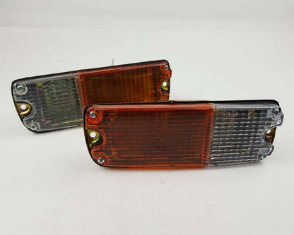 Front bumper turn signal light pair LH RH for 1972–1977 Toyota Hilux RN20 / RN25 Pickup OEM 81520-89806 81510-89806