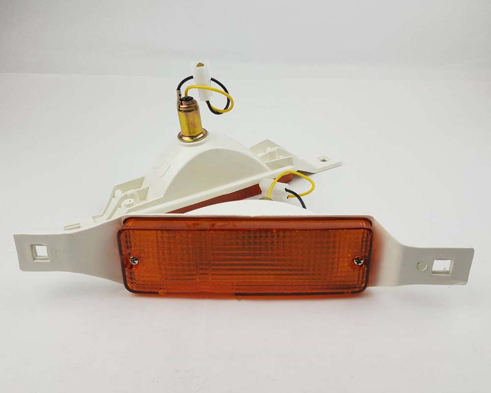 Front bumper turn signal light pair for 1981–1984 Toyota Hilux LN30 / LN40 / RN30 / RN40 additional view