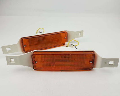 Front bumper turn signal light pair LH RH for 1981–1984 Toyota Hilux LN30 / LN40 / RN30 / RN40 OEM 81520-89122 81510-89122