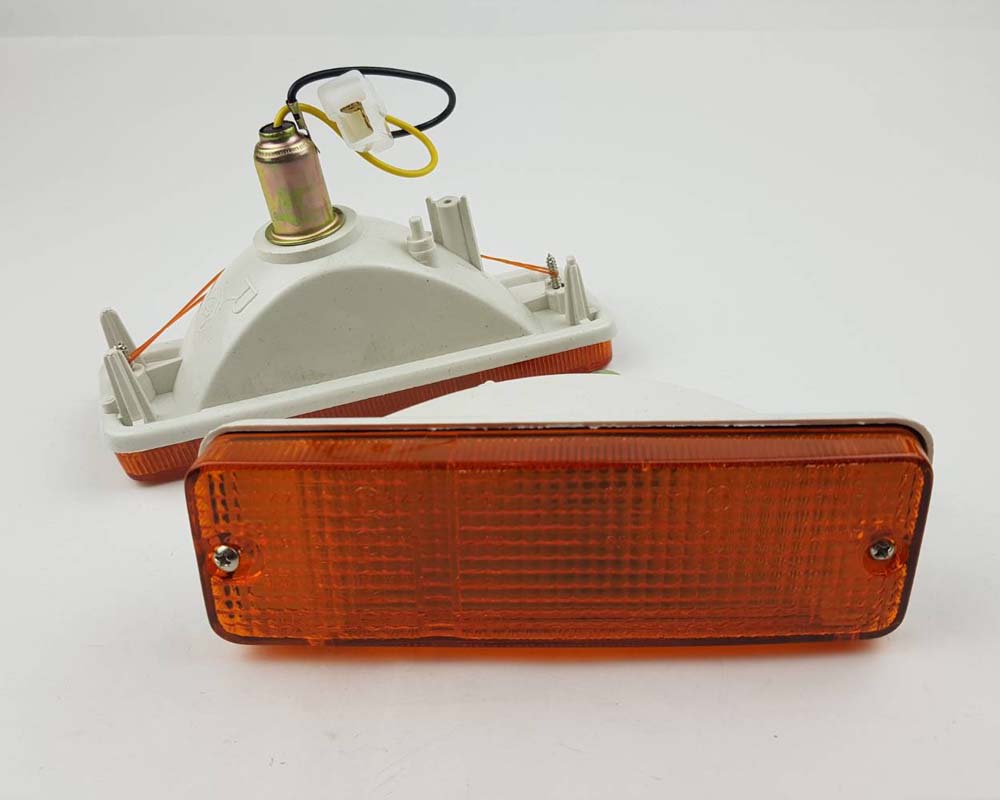 Front bumper turn signal light pair for 1983–1984 Toyota Hilux LN50 / LN55 / LN56 / YN50-series additional view
