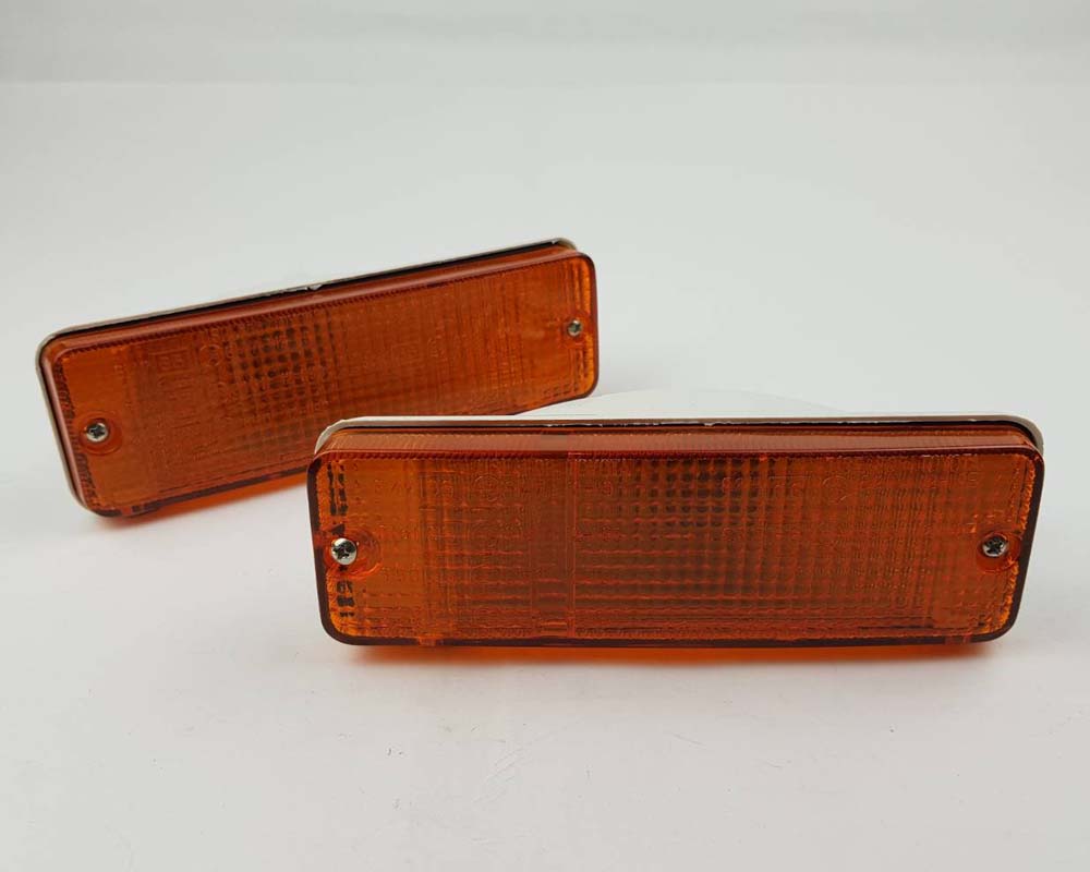 Front bumper turn signal light pair LH RH for 1983–1984 Toyota Hilux LN50 / LN55 / LN56 / YN50-series OEM 81520-89125 81510-89125