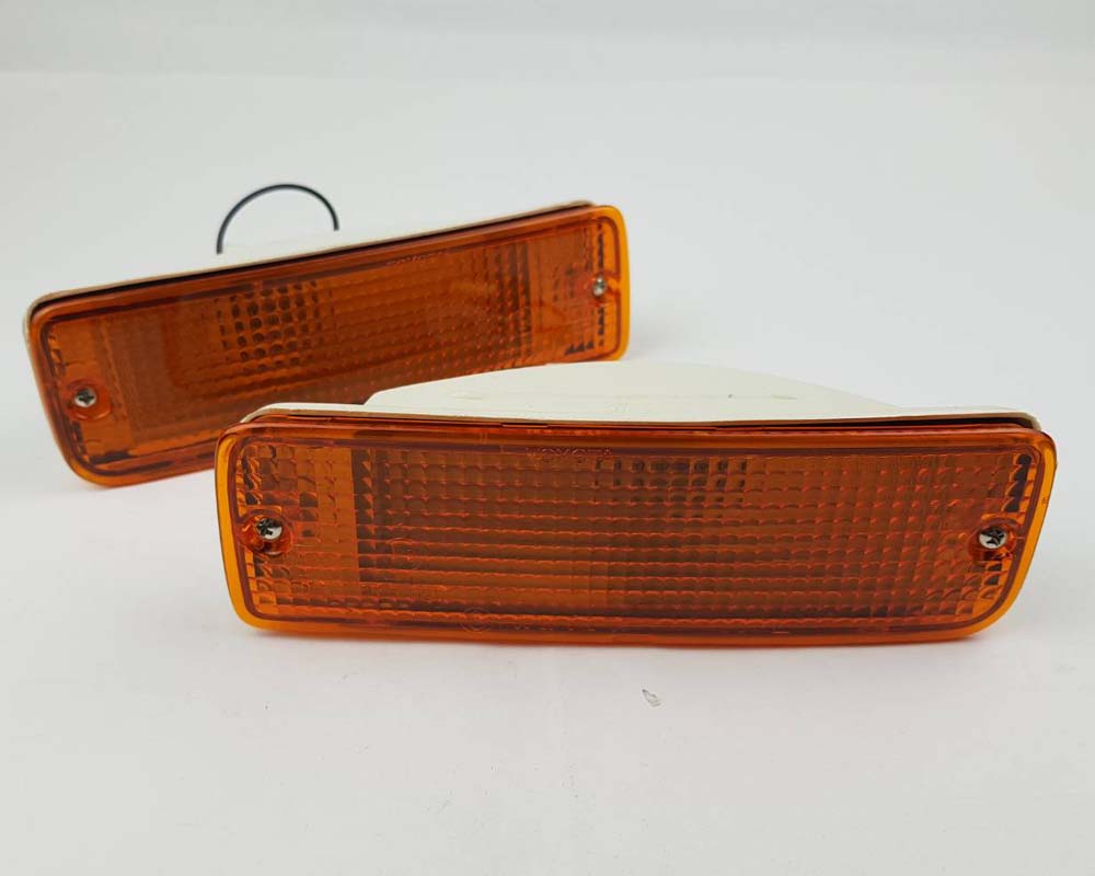 Front bumper turn signal light pair LH RH for 1988–1997 Toyota Hilux LN85 / LN90 / LN10# and related models OEM 81520-35090 81510-35090
