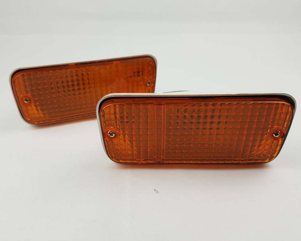 Front bumper turn signal light pair LH RH for 1980–1983 Toyota Corolla KE75 / E70-series OEM 81520-19785 81510-19785