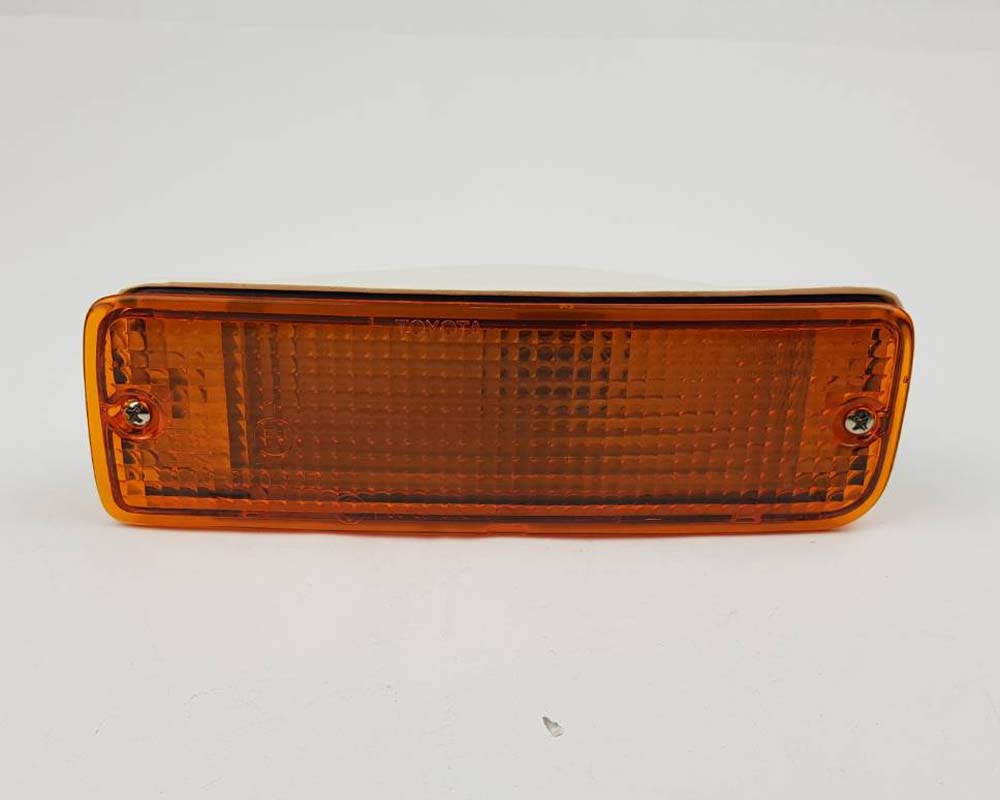 Front bumper turn signal light pair LH RH for 1979–1981 Toyota Hilux RN30 / RN40 Pickup OEM 81520-39315 81510-39315