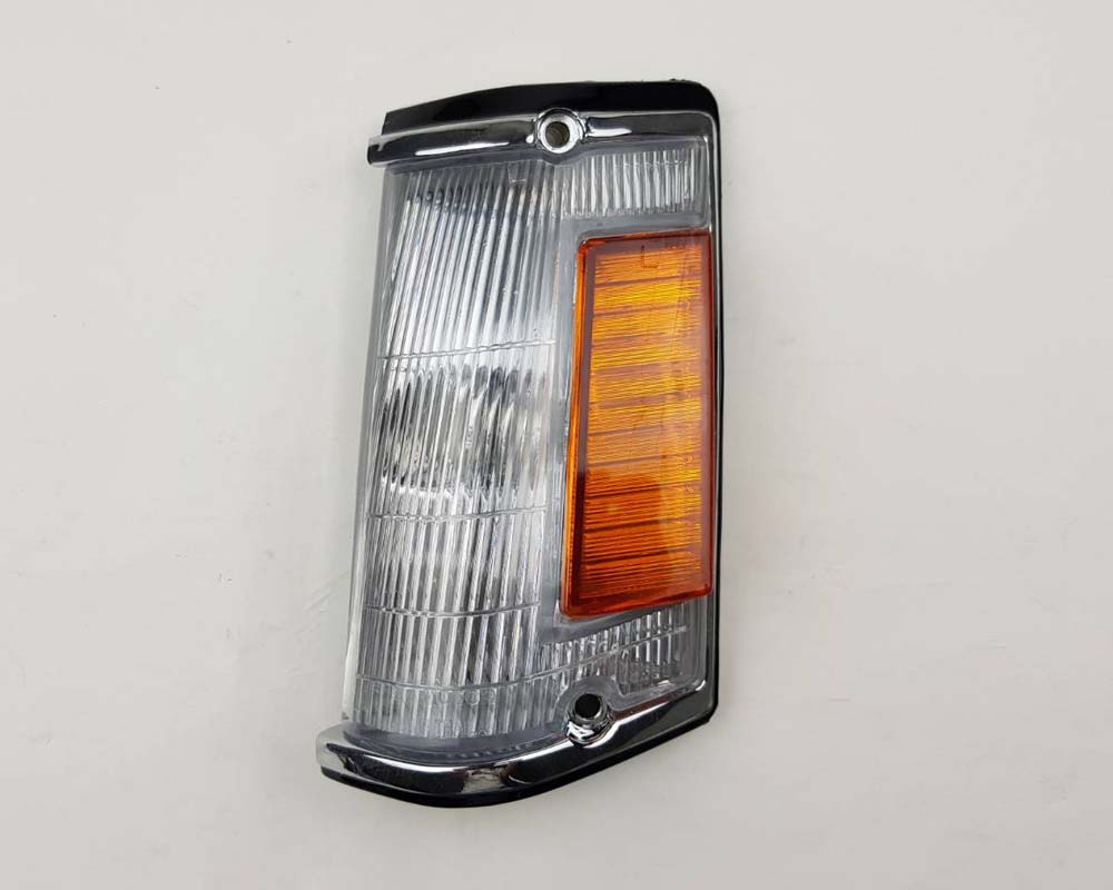 Front bumper turn signal light pair LH RH for 1979–1981 Toyota Hilux RN30 / RN40 Pickup OEM 81520-39315 81510-39315