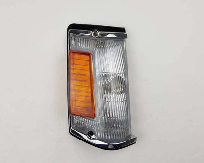 Front bumper turn signal light pair LH RH for 1979–1981 Toyota Hilux RN30 / RN40 Pickup OEM 81520-39315 81510-39315