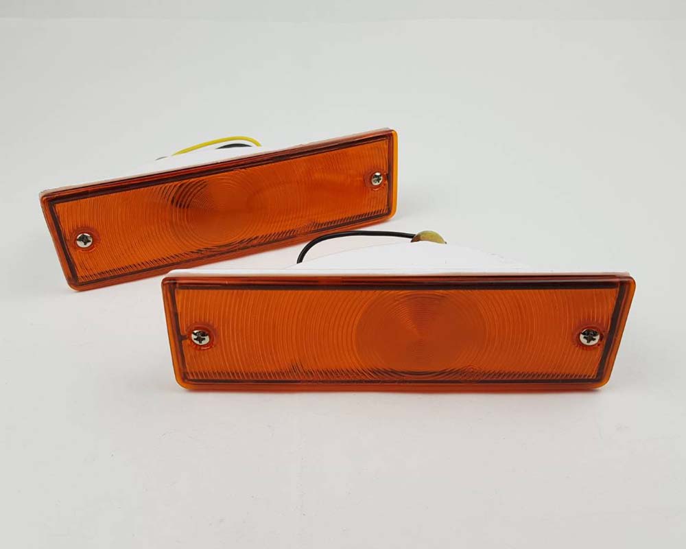 Front bumper turn signal light pair LH RH for 1979–1981 Toyota Hilux RN30 / RN40 Pickup OEM 81520-39315 81510-39315