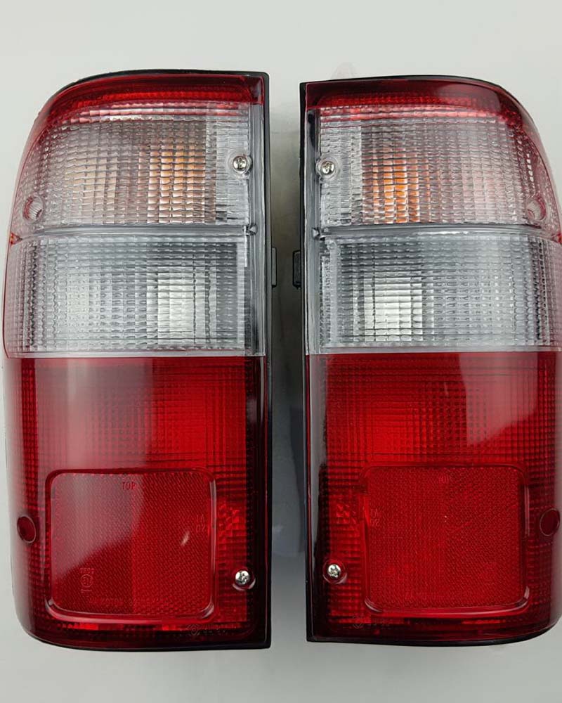 Front bumper turn signal light pair LH RH for 1979–1981 Toyota Hilux RN30 / RN40 Pickup OEM 81520-39315 81510-39315
