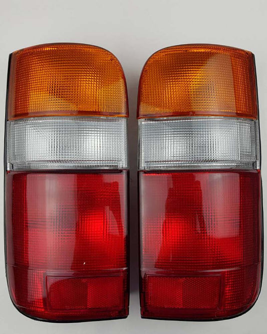 Front bumper turn signal light pair LH RH for 1979–1981 Toyota Hilux RN30 / RN40 Pickup OEM 81520-39315 81510-39315