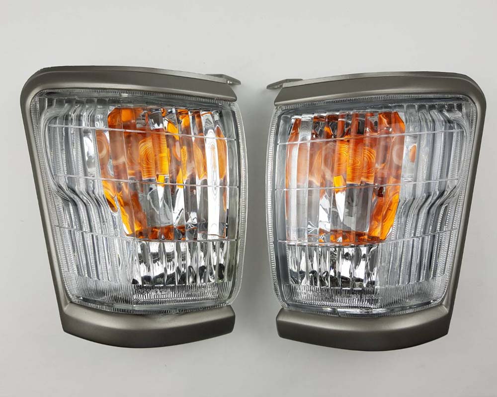 Front bumper turn signal light pair LH RH for 1979–1981 Toyota Hilux RN30 / RN40 Pickup OEM 81520-39315 81510-39315