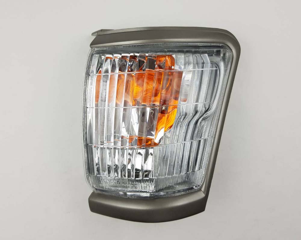 Front bumper turn signal light pair LH RH for 1979–1981 Toyota Hilux RN30 / RN40 Pickup OEM 81520-39315 81510-39315