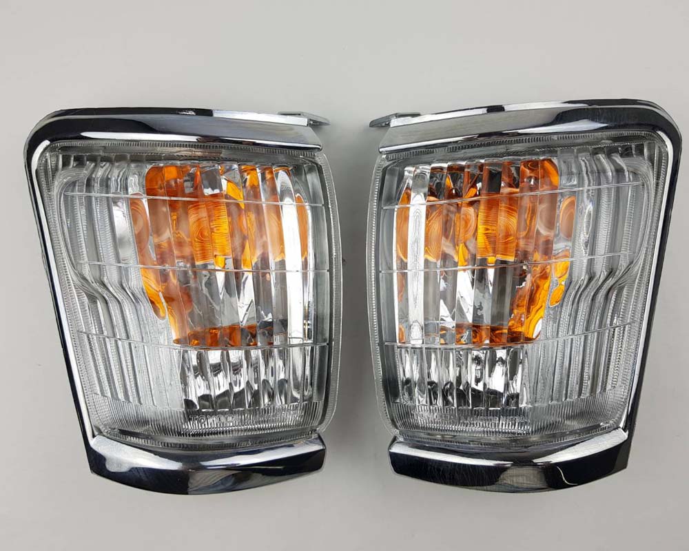 Front bumper turn signal light pair LH RH for 1979–1981 Toyota Hilux RN30 / RN40 Pickup OEM 81520-39315 81510-39315