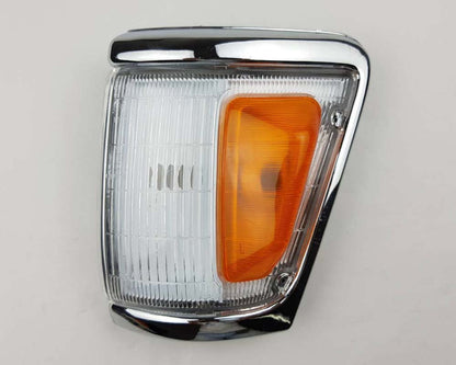 Front bumper turn signal light pair LH RH for 1979–1981 Toyota Hilux RN30 / RN40 Pickup OEM 81520-39315 81510-39315