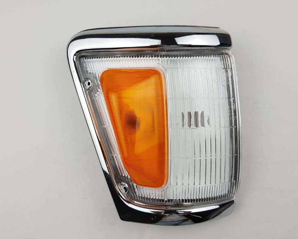 Front bumper turn signal light pair LH RH for 1979–1981 Toyota Hilux RN30 / RN40 Pickup OEM 81520-39315 81510-39315