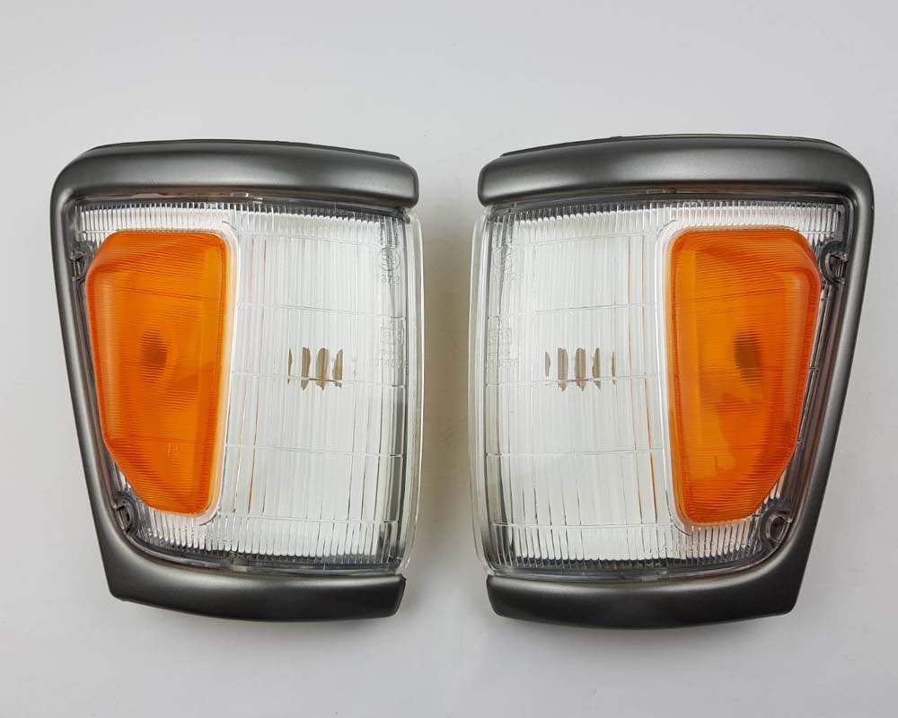 Front bumper turn signal light pair LH RH for 1979–1981 Toyota Hilux RN30 / RN40 Pickup OEM 81520-39315 81510-39315