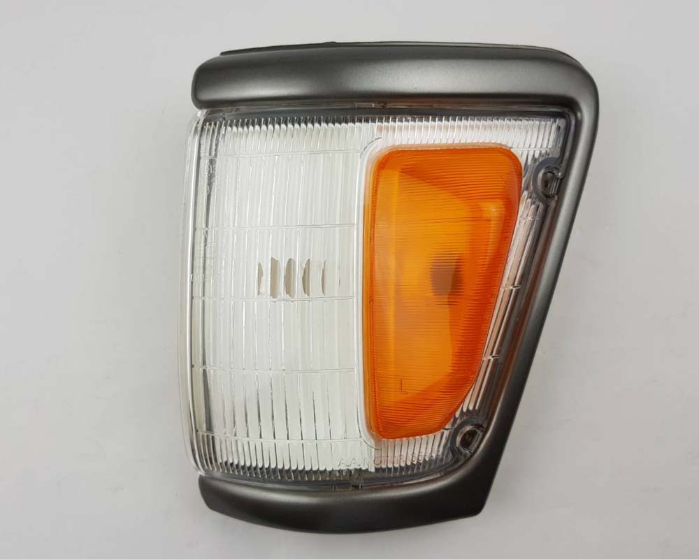Front bumper turn signal light pair LH RH for 1979–1981 Toyota Hilux RN30 / RN40 Pickup OEM 81520-39315 81510-39315