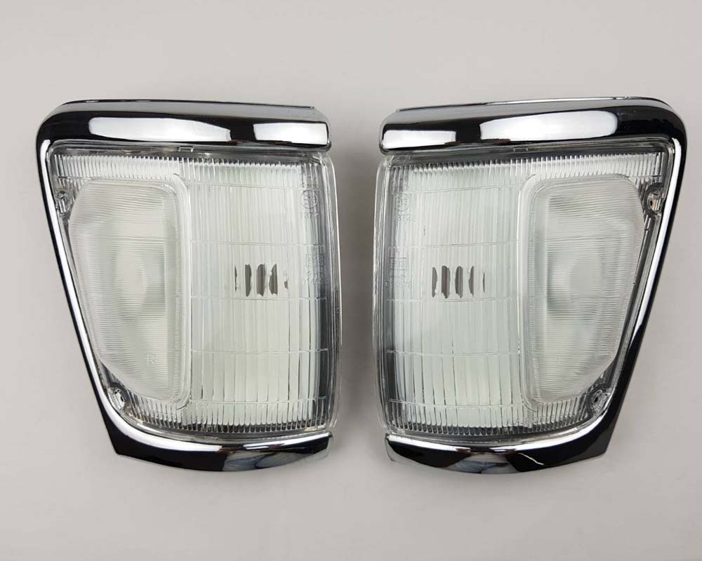 Front bumper turn signal light pair LH RH for 1979–1981 Toyota Hilux RN30 / RN40 Pickup OEM 81520-39315 81510-39315