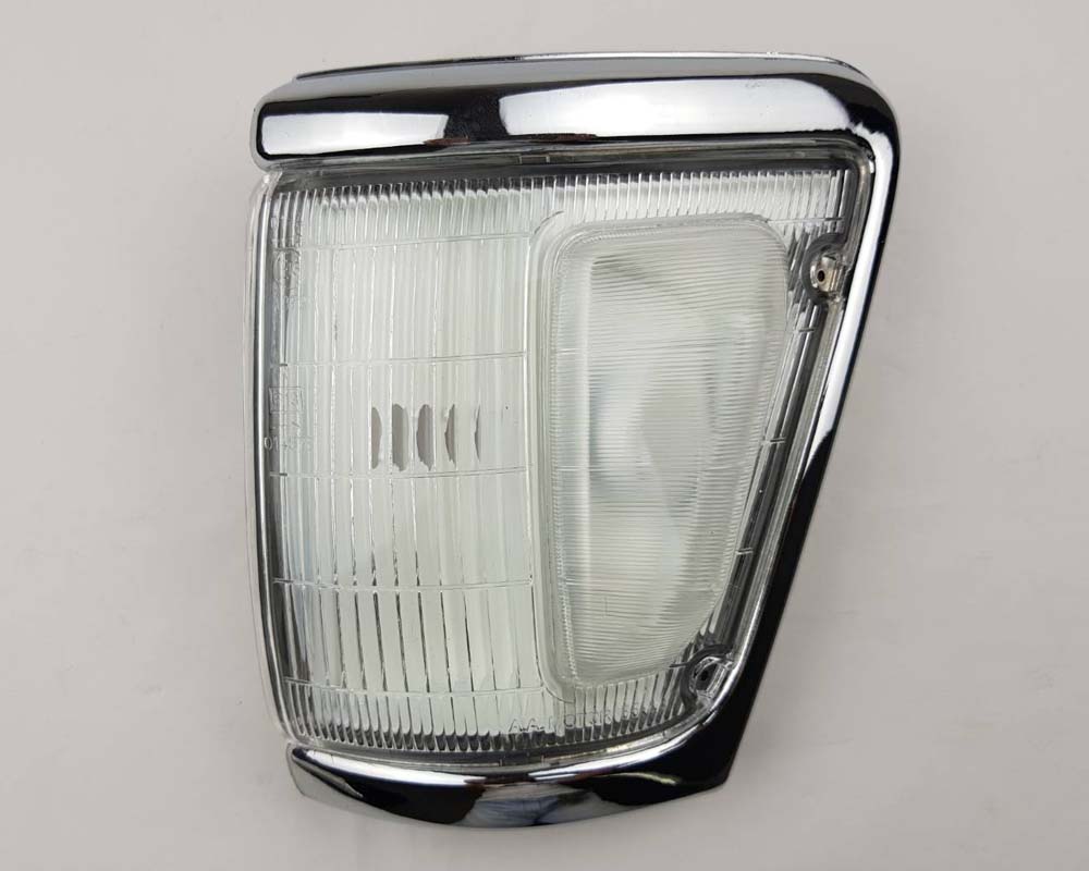 Front bumper turn signal light pair LH RH for 1979–1981 Toyota Hilux RN30 / RN40 Pickup OEM 81520-39315 81510-39315