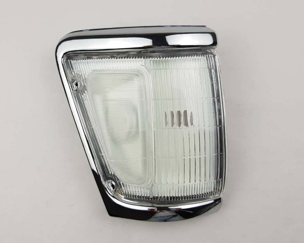 Front bumper turn signal light pair LH RH for 1979–1981 Toyota Hilux RN30 / RN40 Pickup OEM 81520-39315 81510-39315
