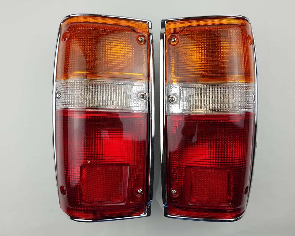 Front bumper turn signal light pair LH RH for 1979–1981 Toyota Hilux RN30 / RN40 Pickup OEM 81520-39315 81510-39315