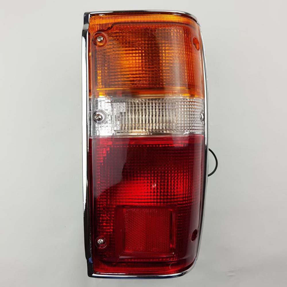 Front bumper turn signal light pair LH RH for 1979–1981 Toyota Hilux RN30 / RN40 Pickup OEM 81520-39315 81510-39315