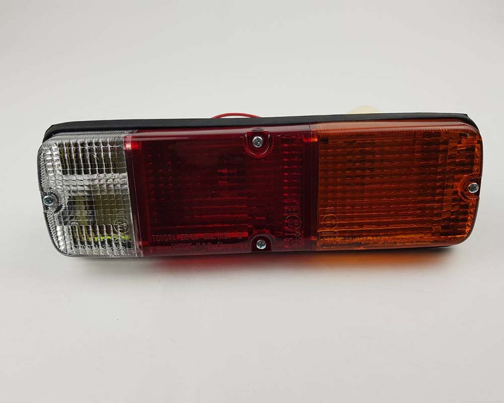 Front bumper turn signal light pair LH RH for 1979–1981 Toyota Hilux RN30 / RN40 Pickup OEM 81520-39315 81510-39315