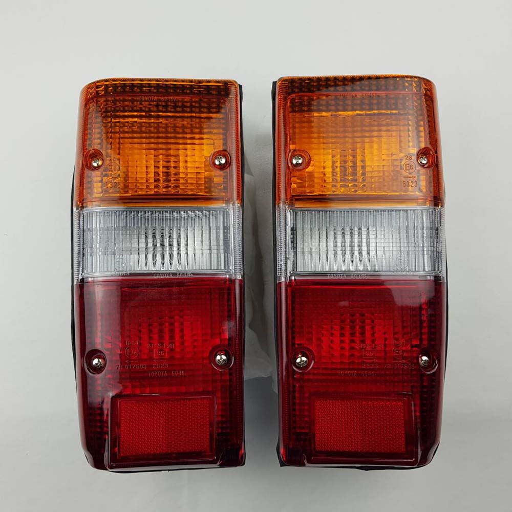 Front bumper turn signal light pair LH RH for 1979–1981 Toyota Hilux RN30 / RN40 Pickup OEM 81520-39315 81510-39315