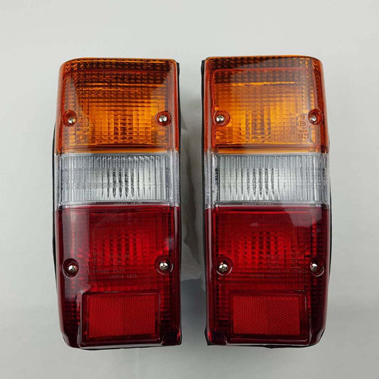 Front bumper turn signal light pair LH RH for 1979–1981 Toyota Hilux RN30 / RN40 Pickup OEM 81520-39315 81510-39315