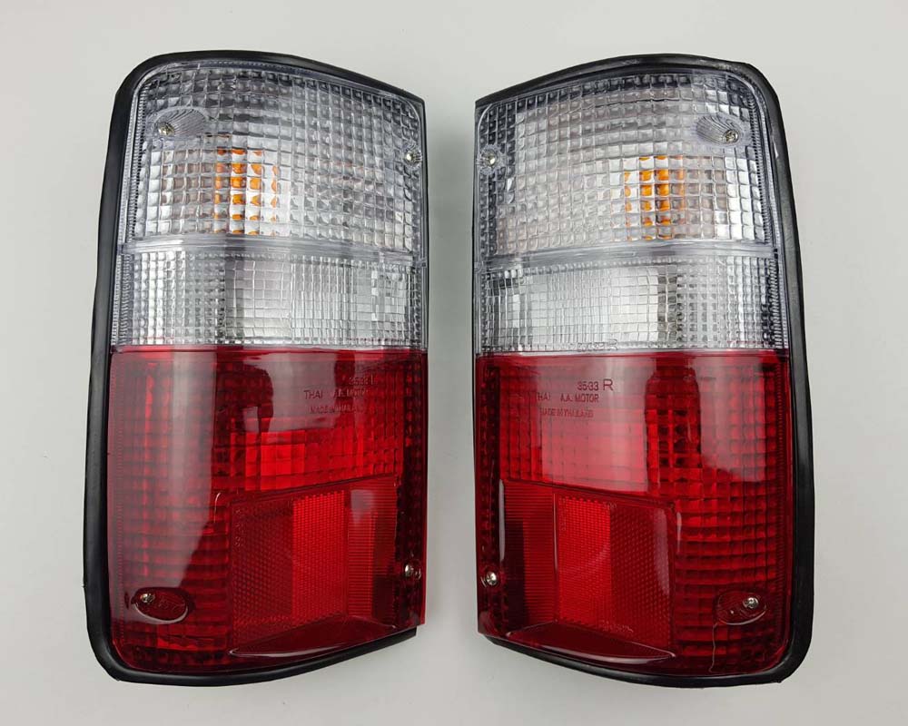 Front bumper turn signal light pair LH RH for 1979–1981 Toyota Hilux RN30 / RN40 Pickup OEM 81520-39315 81510-39315