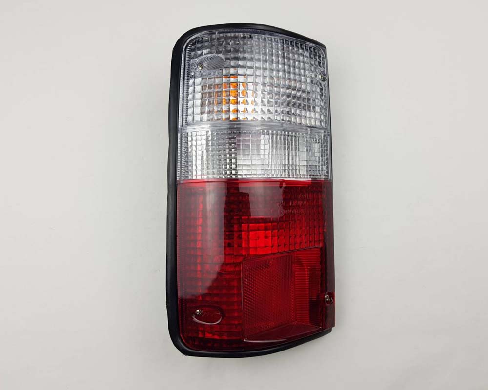Front bumper turn signal light pair LH RH for 1979–1981 Toyota Hilux RN30 / RN40 Pickup OEM 81520-39315 81510-39315
