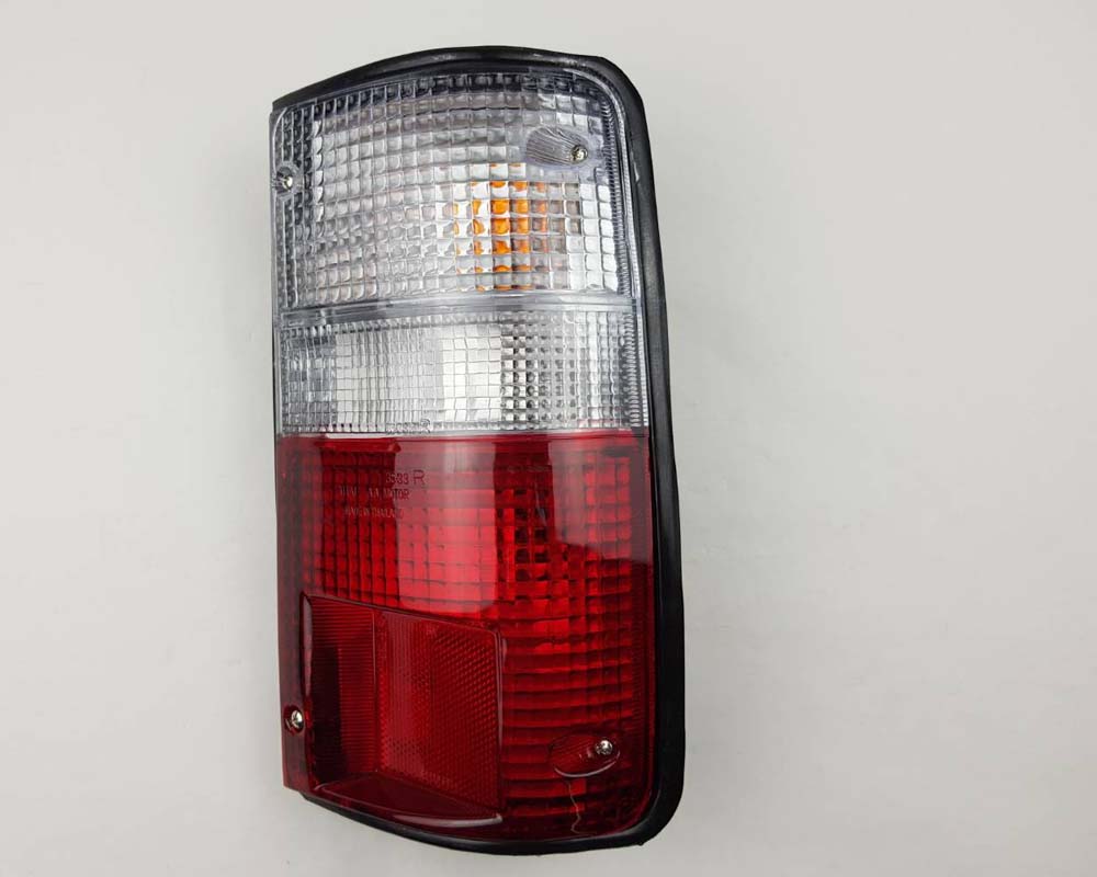 Front bumper turn signal light pair LH RH for 1979–1981 Toyota Hilux RN30 / RN40 Pickup OEM 81520-39315 81510-39315