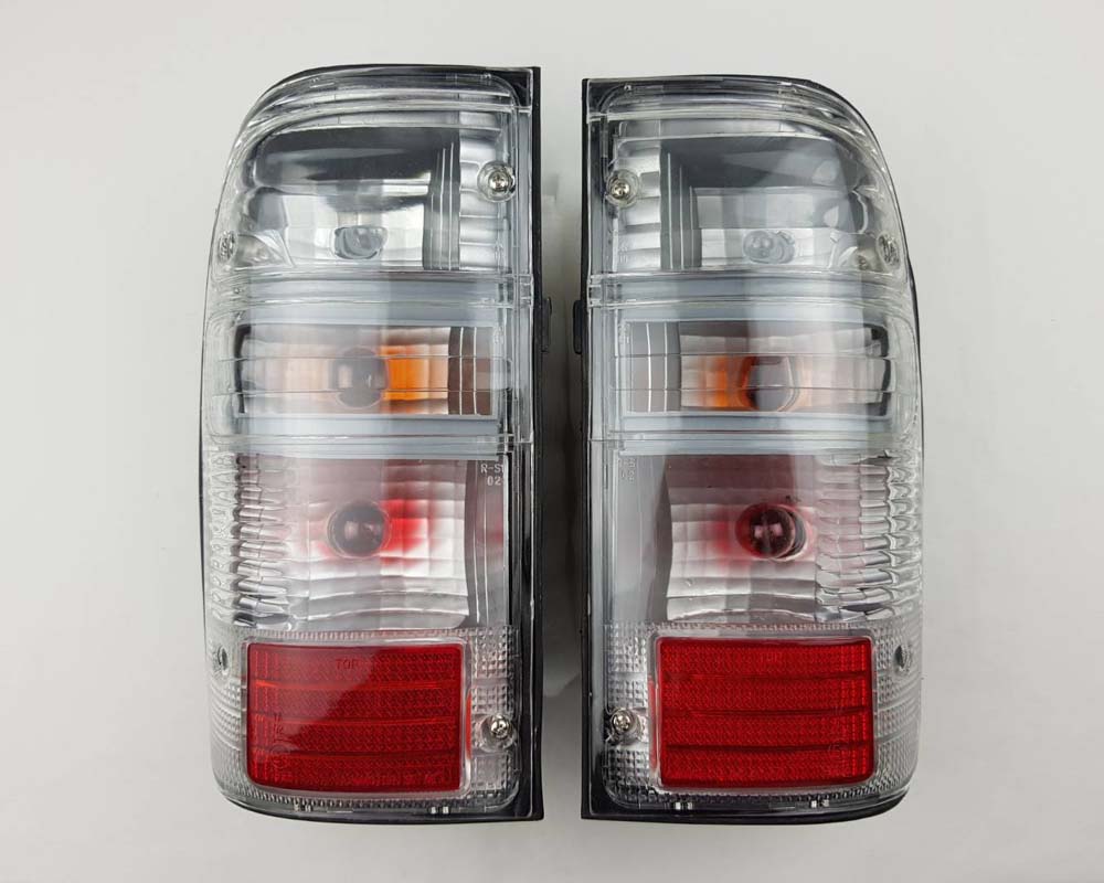 Front bumper turn signal light pair LH RH for 1979–1981 Toyota Hilux RN30 / RN40 Pickup OEM 81520-39315 81510-39315